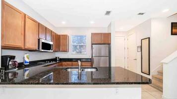 KĂŒhlschrank, Mikrowelle, Ofen, Herdplatte