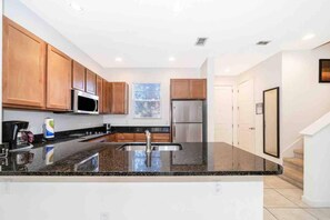 Kylskåp, mikrovågsugn, ugn och spishäll