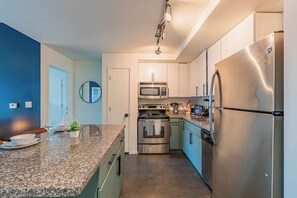 Réfrigérateur, four à micro-ondes, un four, surface de cuisson