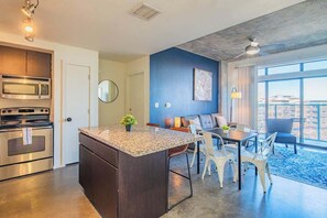 Interior - CDT PHX 2BD Apt with Balcony, Pool, Parking & W/D (Phoenix)