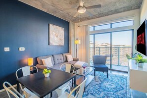 TV, offices - CDT PHX 2BD Apt with Balcony, Pool, Parking & W/D (Phoenix)