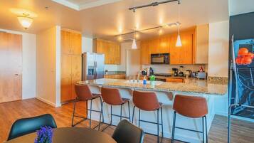 Réfrigérateur, micro-ondes, four, plaque de cuisson