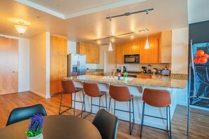 雪櫃、微波爐、焗爐、爐具