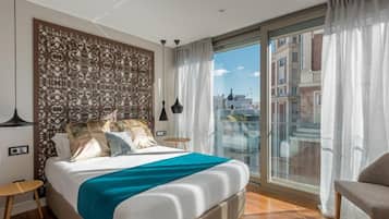 2 sovrum, värdeförvaringsskåp på rummet och skrivbord