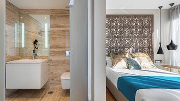 2 sovrum, värdeförvaringsskåp på rummet och skrivbord