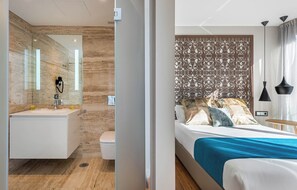 2 sovrum, värdeförvaringsskåp på rummet och skrivbord