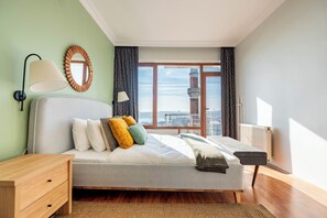 3 bedrooms, iron/ironing board, internet, bed sheets