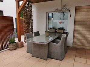 Outdoor dining - Modern Holiday Apartment Am Flohbach 1 (Floh-Seligenthal)