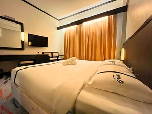 Escritorio, tabla de planchar con plancha y wifi gratis 