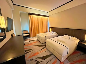 Chambre avec lits jumeaux | Bureau, fer et planche Ă repasser, Wi-Fi gratuit