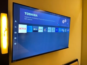 Escritorio, tabla de planchar con plancha y wifi gratis