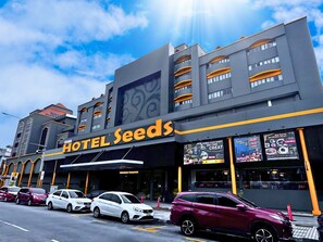 A hotel with a prominent sign reading 'HOTEL SEEDS,' featuring a modern architectural design with balconies and large windows. - Seeds Hotel Premier Sri Petaling (Kuala Lumpur)