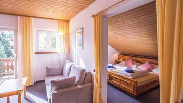 Superior-Doppelzimmer, Balkon, Bergblick | Zimmersafe, Verdunkelungsvorhänge, kostenloses WLAN