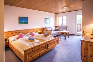 Comfort-Doppelzimmer, Balkon, Bergblick | Zimmersafe, Verdunkelungsvorhänge, kostenloses WLAN