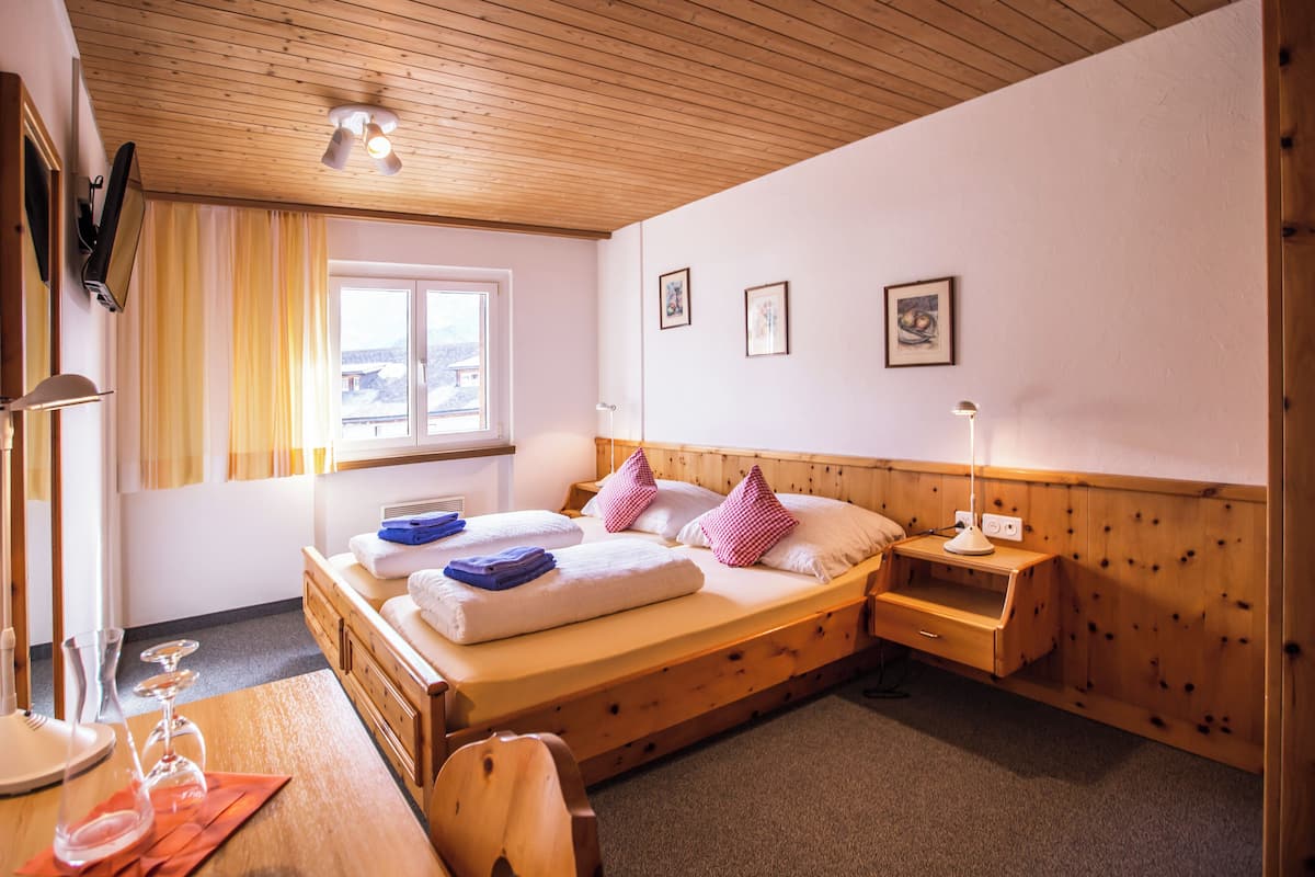 Classic-Doppelzimmer, Bergblick | Zimmersafe, Verdunkelungsvorhänge, kostenloses WLAN