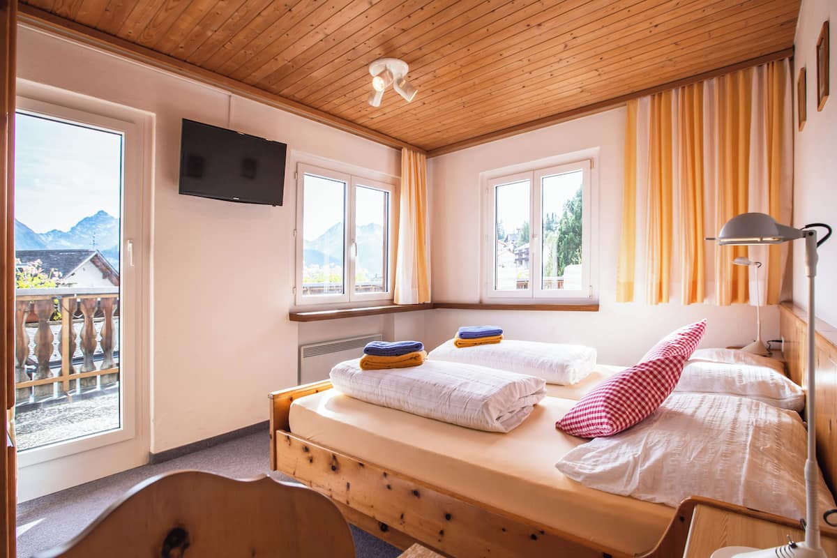 Basic-Doppelzimmer, Balkon, Bergblick | Zimmersafe, Verdunkelungsvorhänge, kostenloses WLAN
