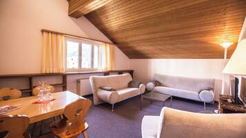 Familie studio, balkon, uitzicht op bergen | Een kluis op de kamer, verduisterende gordijnen, gratis wifi