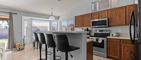 Réfrigérateur, micro-ondes, four, plaque de cuisson