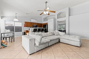 TV connectée, cheminée, table de tennis de table