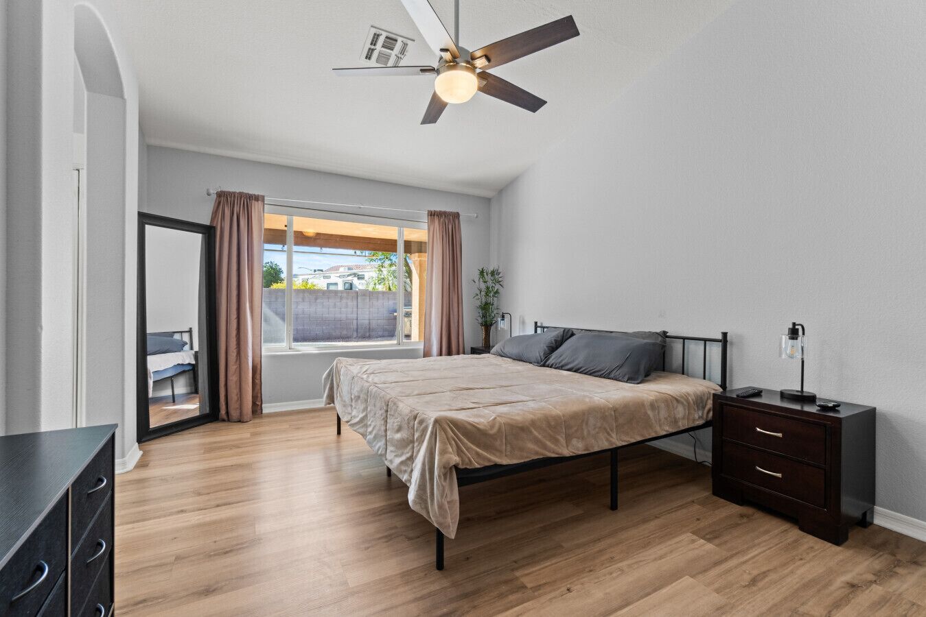 4 habitaciones, escritorio, tabla de planchar con plancha y wifi gratis 