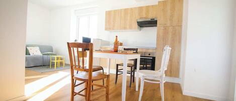 Una cocina moderna con armarios de madera, una mesa de comedor y sillas.