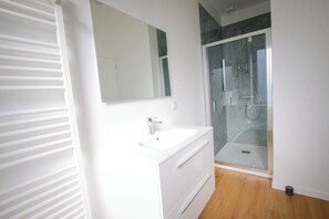 Dusche, Haartrockner, Handtücher, Toilettenpapier