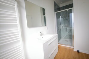 Douche, sĂšche-cheveux, serviettes fournies, papier toilette