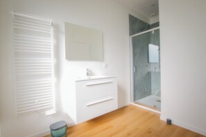 Douche, sĂšche-cheveux, serviettes fournies, papier toilette