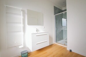 Dusche, Haartrockner, Handtücher, Toilettenpapier