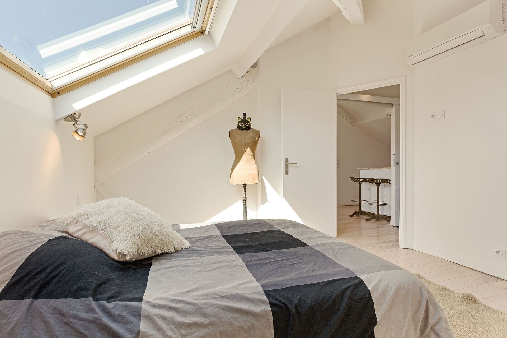 3 habitaciones, tabla de planchar con plancha y cuna de viaje 