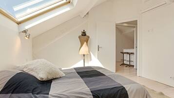 3 habitaciones, tabla de planchar con plancha y cuna de viaje