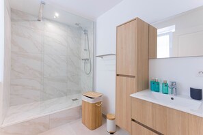 Shower, hair dryer - Apartment in Cannes with 5 bedrooms sleeps 10 (Cannes)