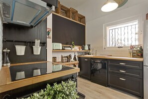 Kühlschrank, Mikrowelle, Ofen, Herdplatte