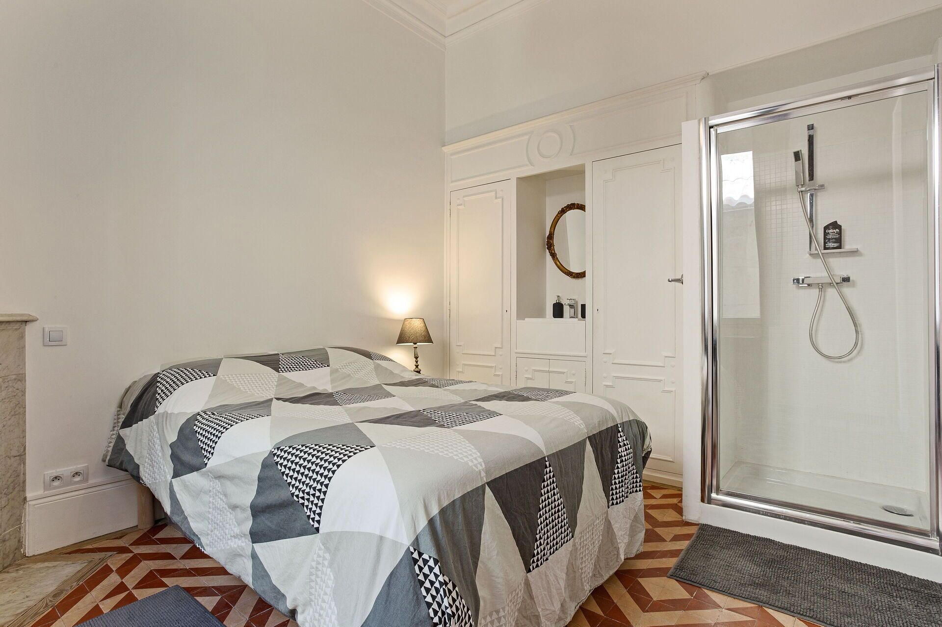 5 slaapkamers, een strijkplank/strijkijzer, reisbedje, gratis wifi