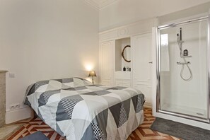 5 bedrooms, iron/ironing board, travel cot, free WiFi