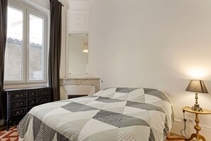 5 quartos, ferros/tábuas de passar roupa, berço de viagem