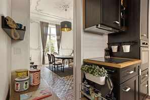 Frigorifero, microonde, forno, piano cottura