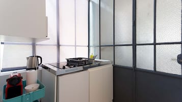 Refrigerador, microondas, parrilla de estufa y cafetera y tetera