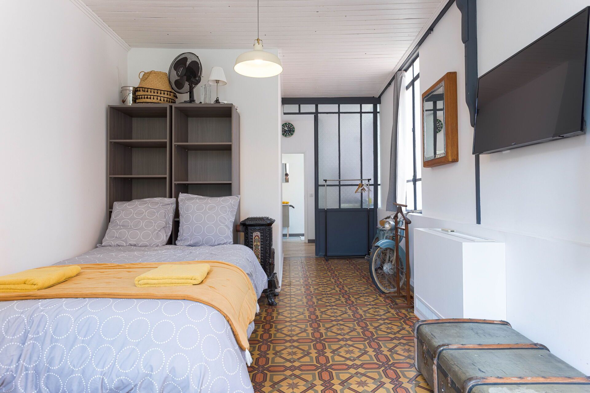 1 habitación, tabla de planchar con plancha y cuna de viaje 