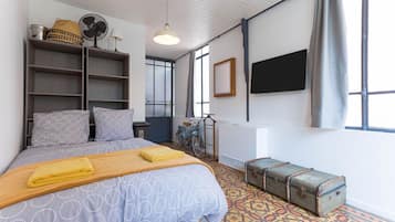 1 habitación, tabla de planchar con plancha y cuna de viaje