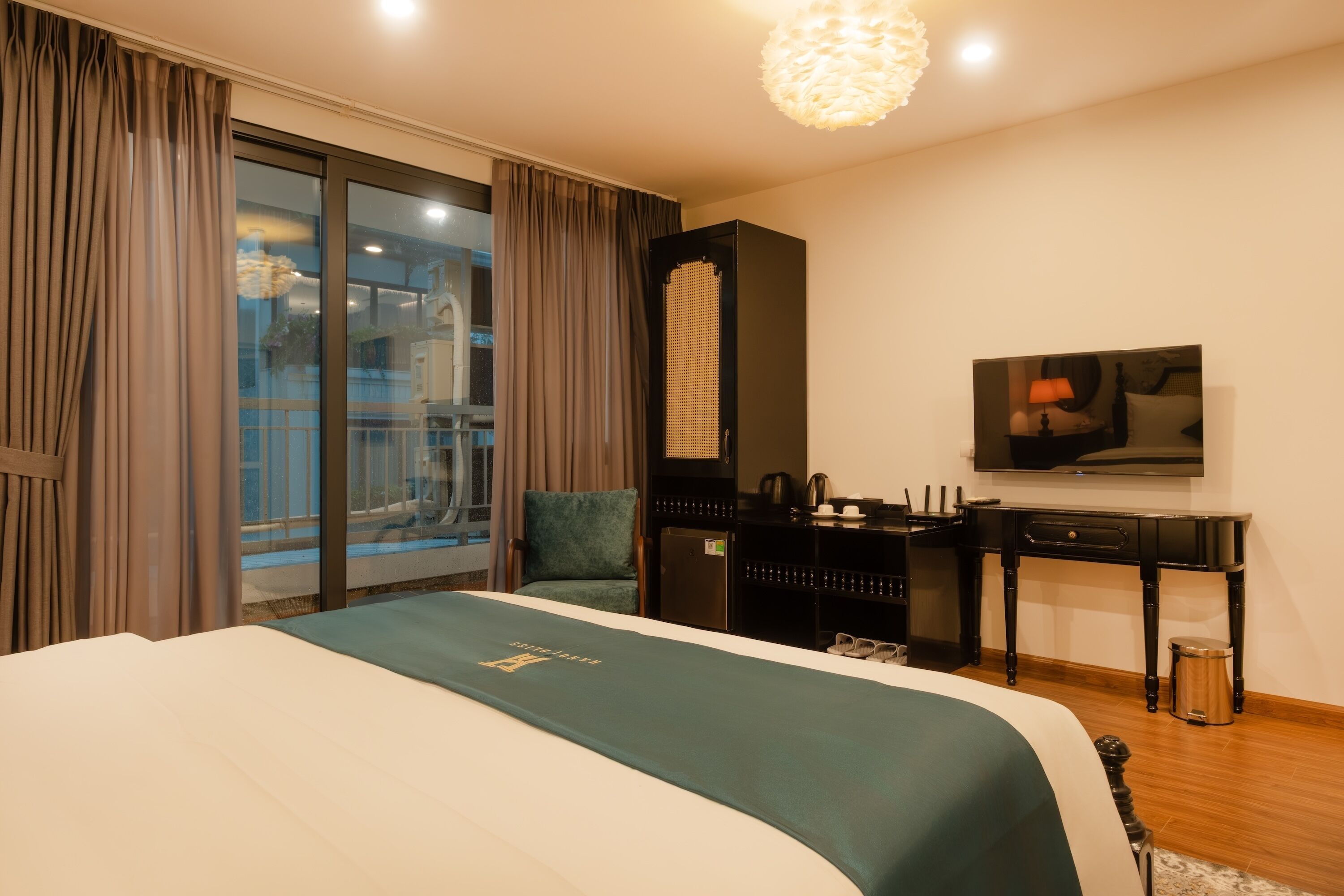Une chambre d’hôtel équipée d’un lit, d’un bureau, d’une chaise, d’une télévision et offrant une vue sur l’extérieur.