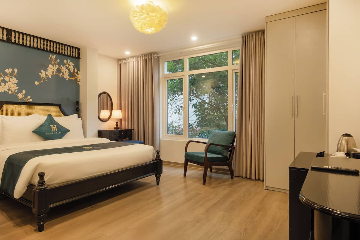 Deluxe Double Room, City View | Laptop workspace, free WiFi, bed sheets