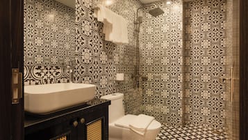 Ducha, artículos de tocador gratuitos, secador de pelo, toallas