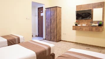 Minibar, tabla de planchar con plancha, wifi gratis y ropa de cama