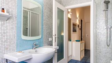 Appartamento, balcone | Bagno | Set di cortesia gratuito, asciugacapelli, asciugamani, carta igienica