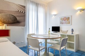 Apartment, Balcony | Living area