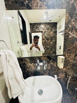 Doccia, asciugacapelli, bidet, asciugamani