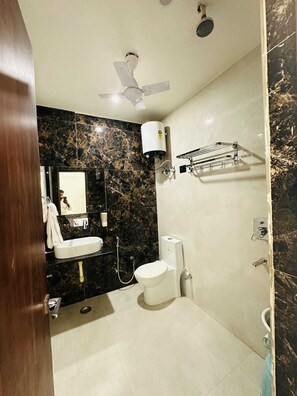 Dutxa, assecador de cabells, bidet i tovalloles