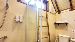Kylpyhuoneessa on lasiseinällinen suihkukaappi, wc-istuin, käsienkuivaaja, pyyhekoukku ja puukehysikkuna.