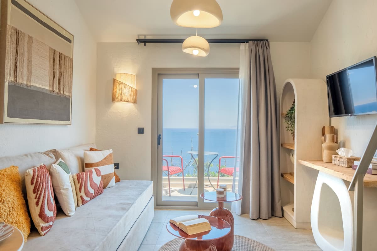 Suite - Split Level with Sea View & Balcony | リビングルーム | 薄型テレビ